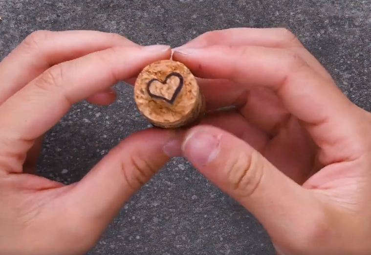 Фантазии с коркова тапа (видео)