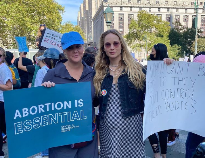 Бременната Дженифър Лорънс на митинг в подкрепа на аборта 