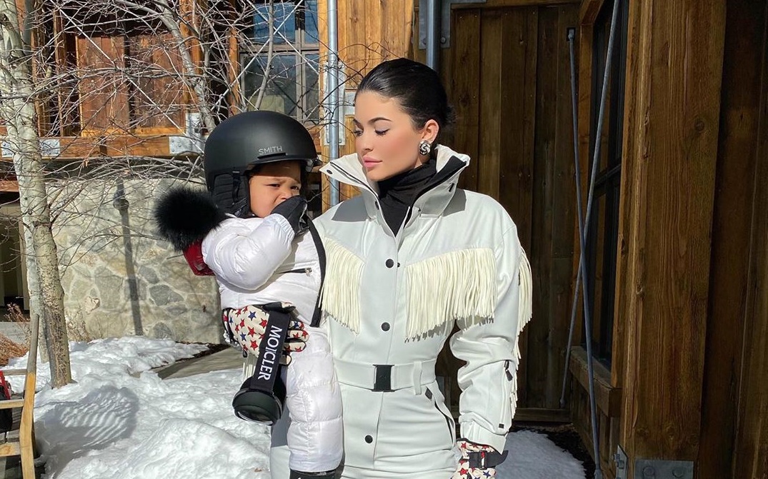 Кайли Дженър учи дъщеря си да кара сноуборд 