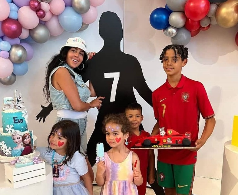 Джорджина празнува 5-годишнината на близнаците, отново без Роналдо  