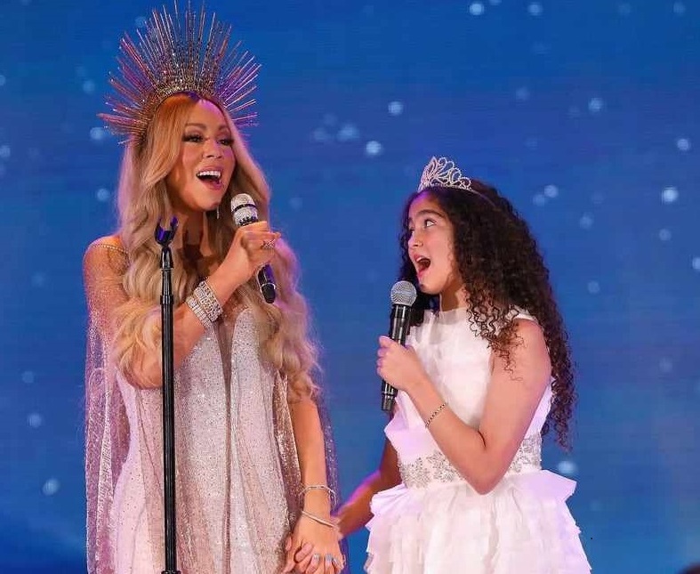 12-годишната дъщеря на Марая Кери пя на сцената с майка си 