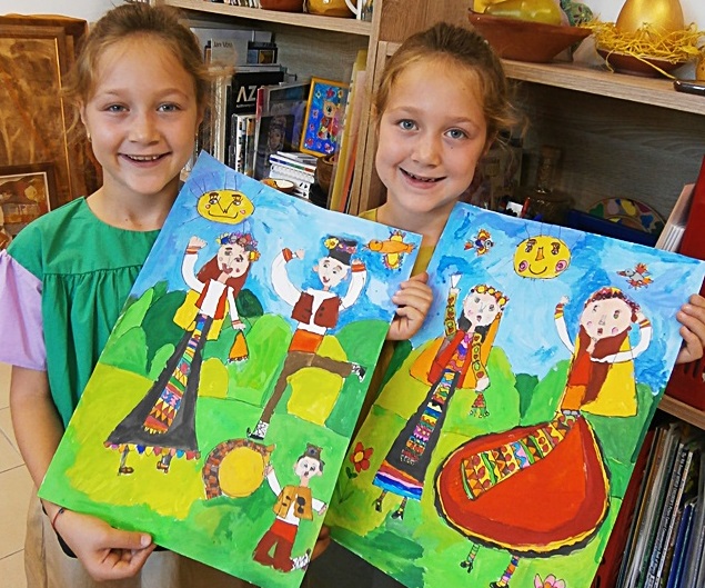 6-годишни близначки с приз от конкурс за рисунка в Испания 