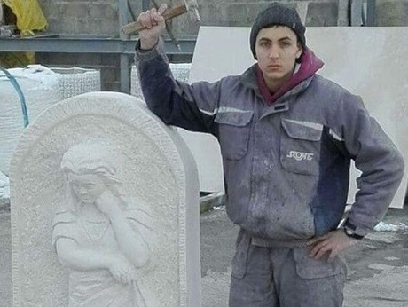 Ученик извая статуя за опълченците, загинали край Трявна 