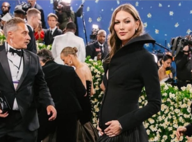  Бременната Карли Клос с признание към съпруга си 