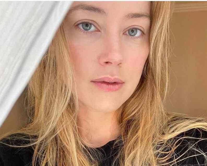 Амбър Хърд храни дъщеря си на снимачната площадка