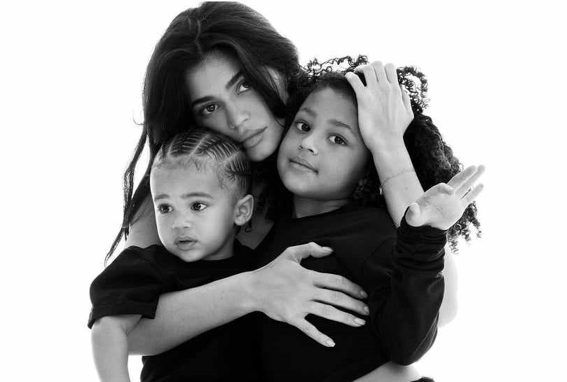 Кайли Дженър заведе дъщеря си на модно ревю в Париж