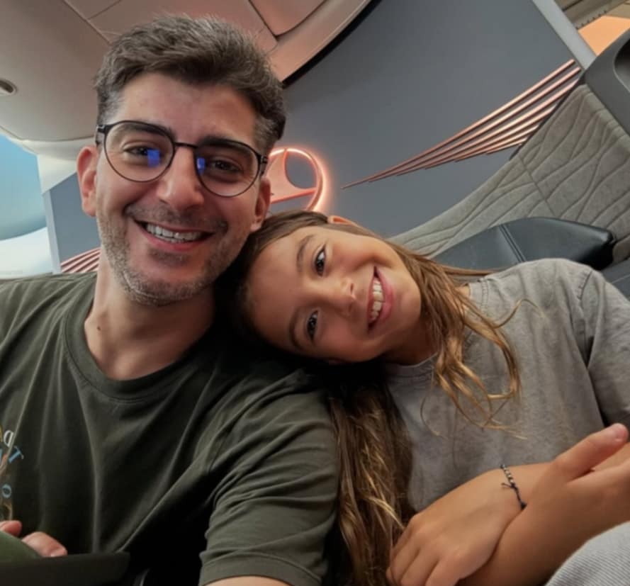 Сашо Кадиев изпълнява летния ритуал с дъщеря си 