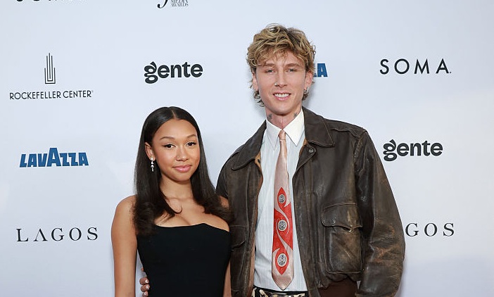 Машин Гън Кели с неочаквана публична изява с дъщеря си