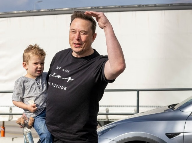 Илън Мъск  заведе 3-годишния X в завода за автомобили Tesla в Германия 