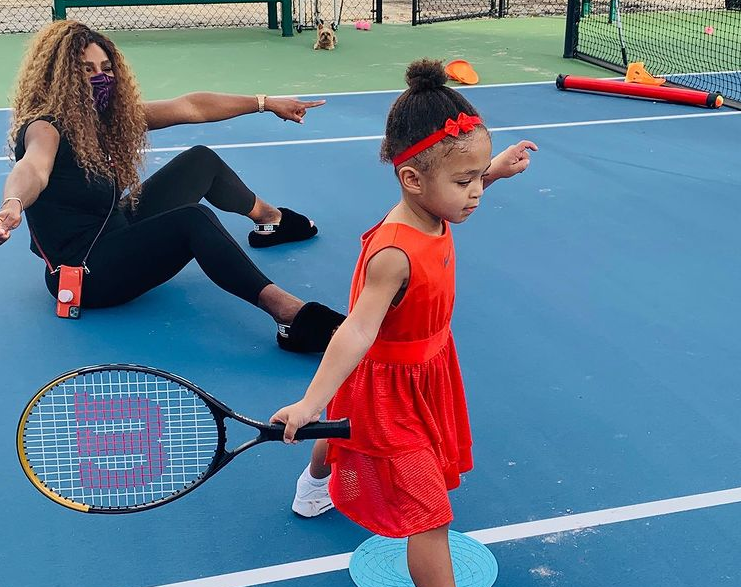 3-годишната дъщеря на Серина Уилямс упражнява форхенд с майка си  
