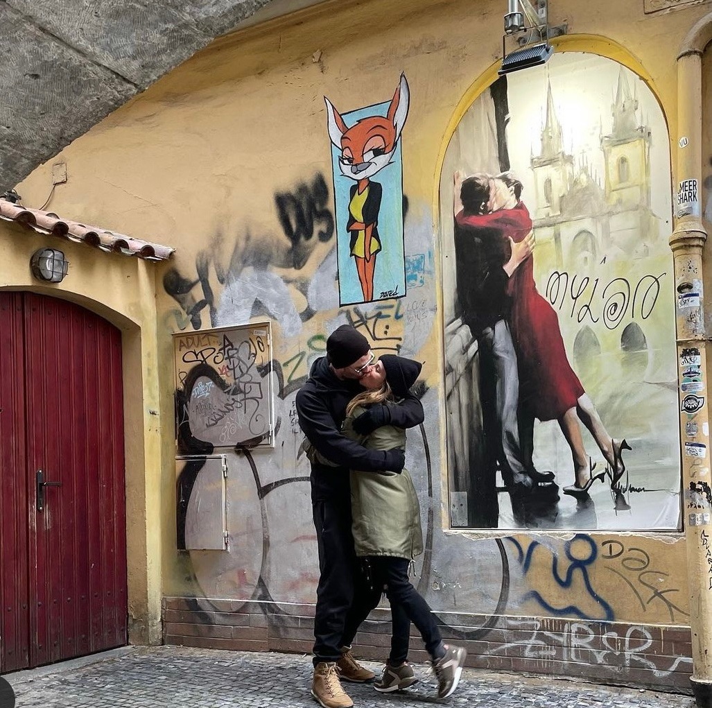Романтика в Прага: Крис Хемсуърт забавлява Елза Патаки и децата  