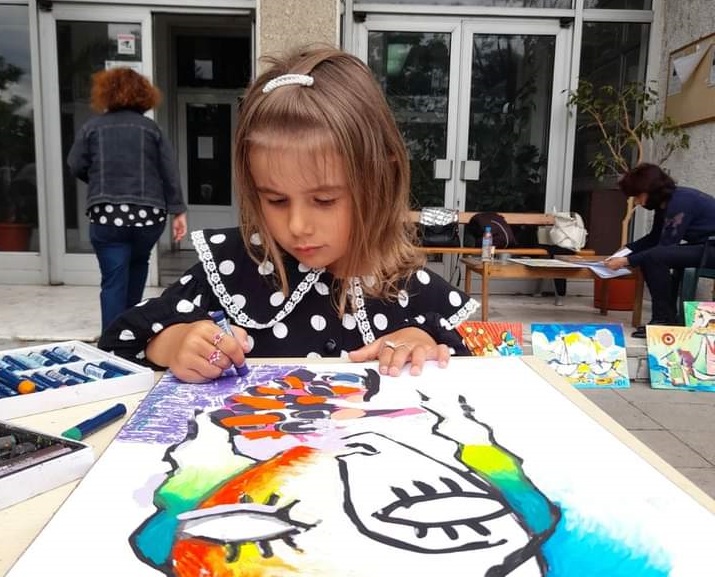 5-годишна художничка с благотворителна изложба  