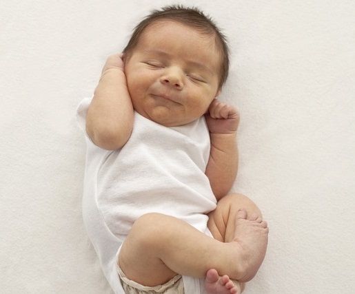Защо бебетата се усмихват в съня си  