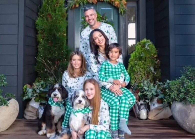 Не чака до Коледа: Джесика Алба с празнична фотосесия на семейството  