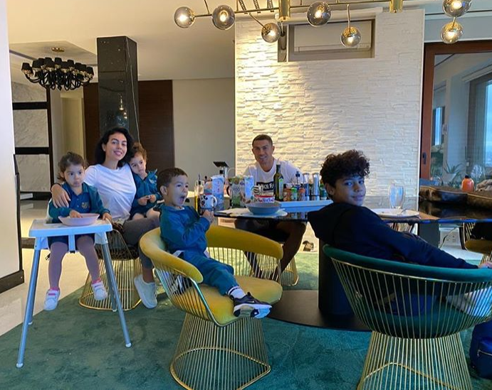 Семейна идилия в дома на Кристиано Роналдо  