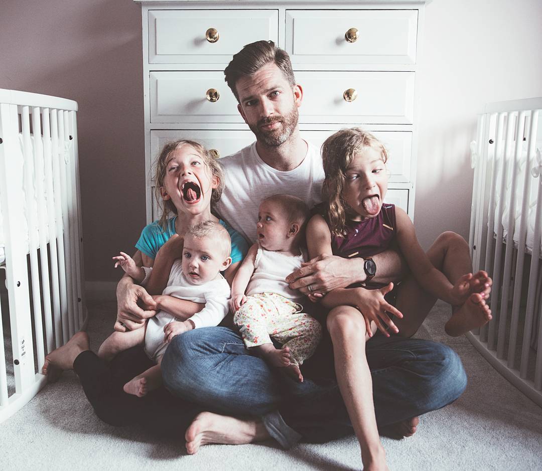 Баща на 4 дъщери стана звезда в социалните мрежи  