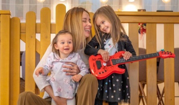 Вики Терзийска с двете си дъщери стана лице на календар  