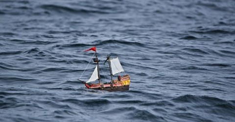 Две хлапета пуснаха пиратски кораб в океана  
