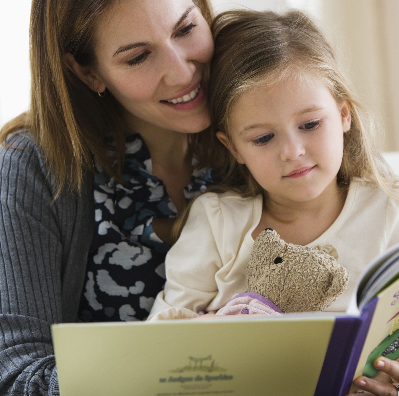 Четенето успокоява болката на детето и стреса  
