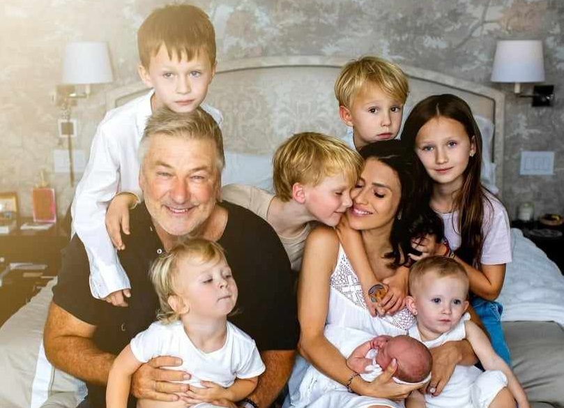 В кадър: семейството Болдуин с традиционната новогодишна снимка