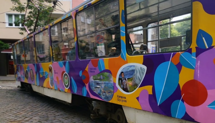 Ученици изрисуваха Трамвая на приказките 