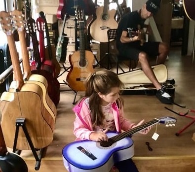 Дъщерята на Дони и Нети експериментира с китара  