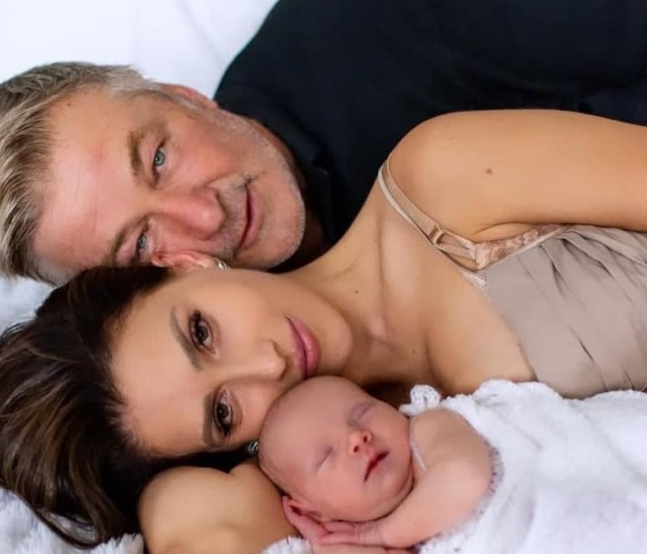 „Това не я прави не мое бебе“: Хилария Болдуин за сурогатното майчинство