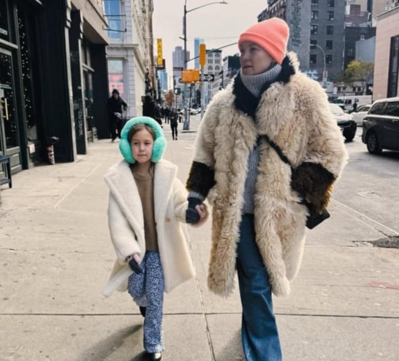 Кейт Хъдсън купи украса за Нова година заедно с дъщеря си Рани 