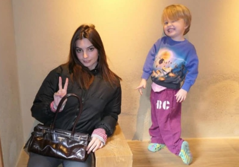 Емили Ратайковски заведе 3-годишния си син в Япония