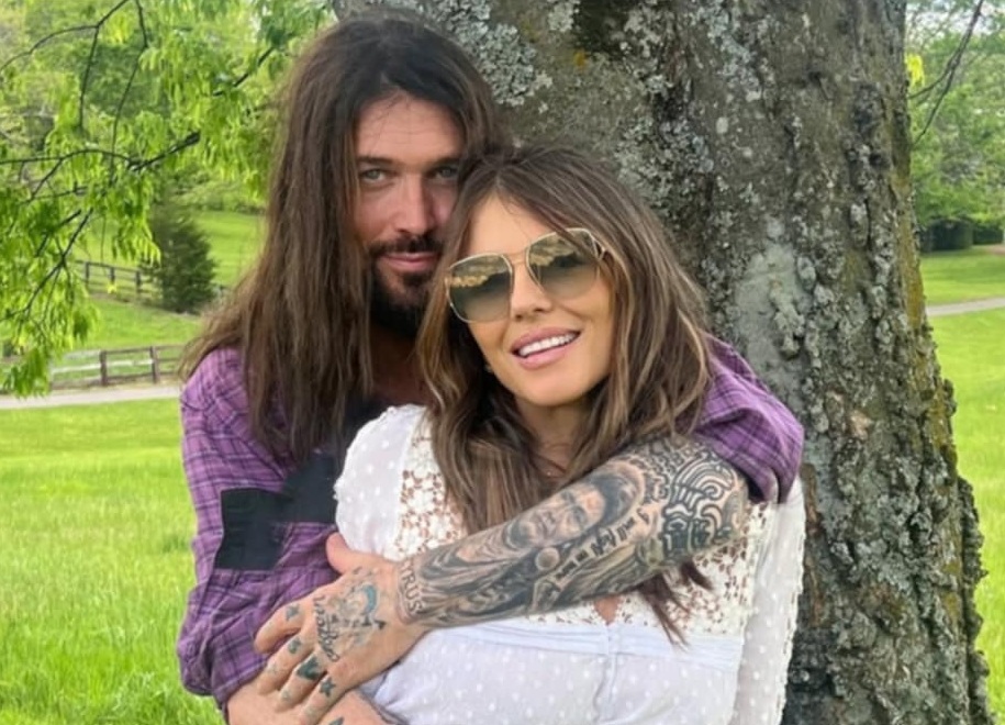 Елизабет Хърли и Били Рей Сайръс с още по-горещи снимки