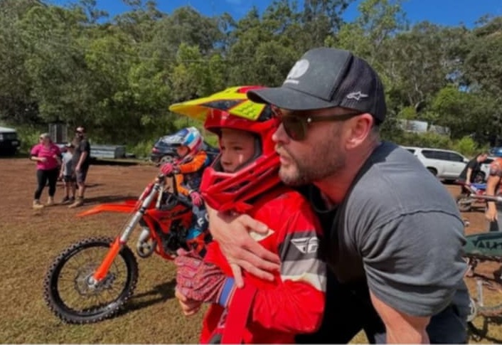 Крис Хемсуърт се похвали с победите на сина си в екстремните спортове