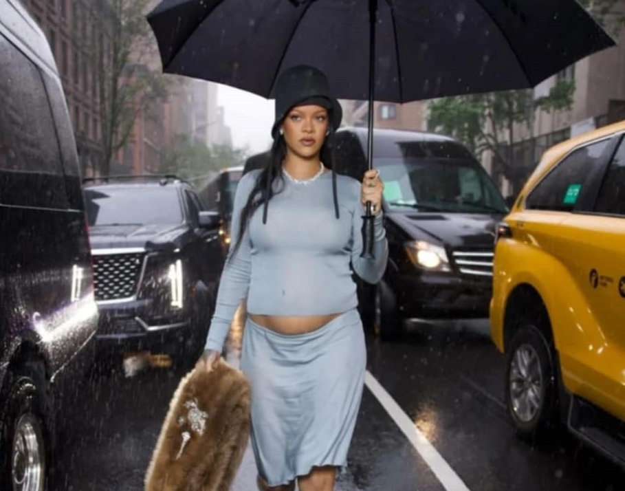 Риана  се появи сензационно, бременна за трети път  