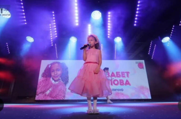 Дъщерята на Орлин Павлов с уникално представяне на сцената 