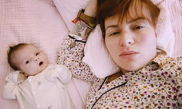 1 юни по пижами:  Рут Колева празнува със сина си Езра