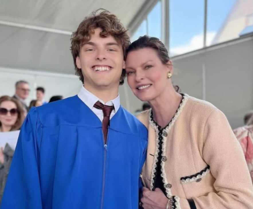 Линда Евангелиста се похвали с дипломирането на сина си 