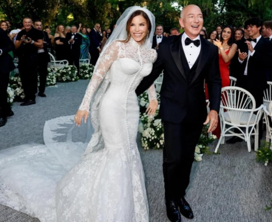 Лорън Санчес смени фамилията и пусна снимки от сватбата  