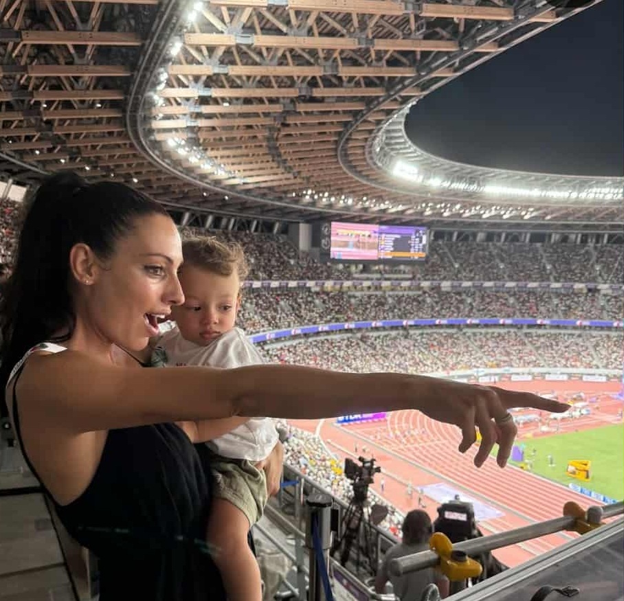 Ивет Лалова държи в ръце „най-голямата си победа“ 