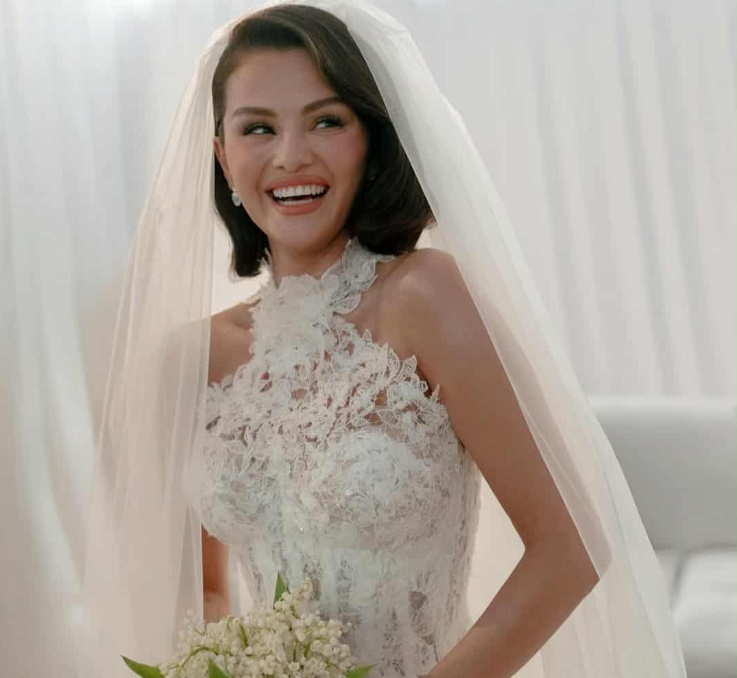 Селена Гомес показа трите си сватбени рокли 