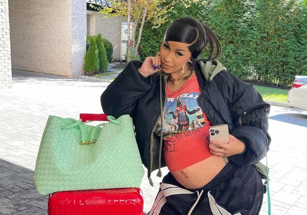 Карди Би гушна четвърто бебе 