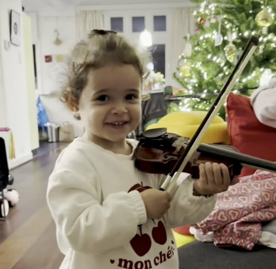 Дъщерята на Веско Ешкенази хвана уверено цигулката 