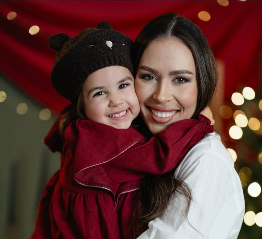 Маги Джанаварова и малката Елизабет  с коледна фотосесия 