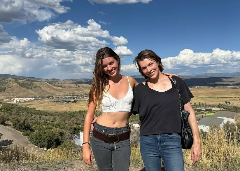  18-годишната дъщеря на Мила Йовович позира с майка си