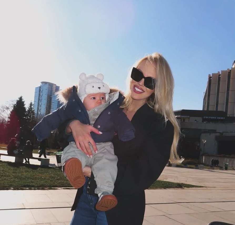 Бебето на Натали Трифонова в прегръдките на татко 