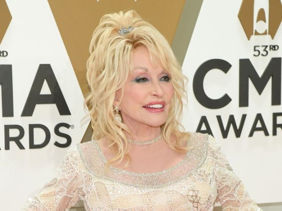 Доли Партън дари 1 милион за изследване на вируса