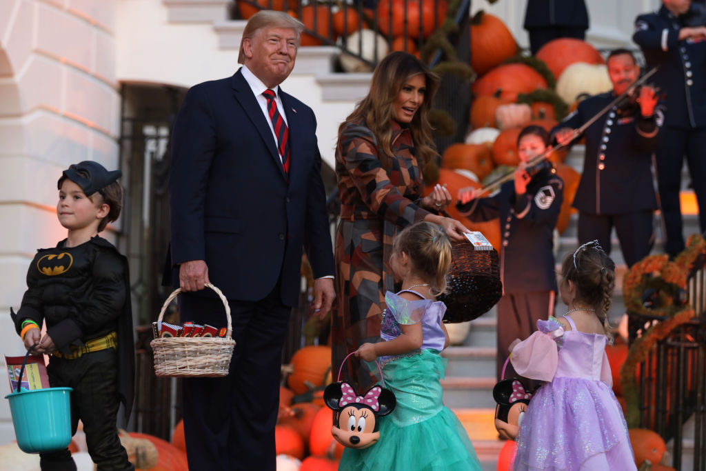 Оранжево настроение: Доналд и Мелания Тръмп празнуват Хелоуин в Белия дом 