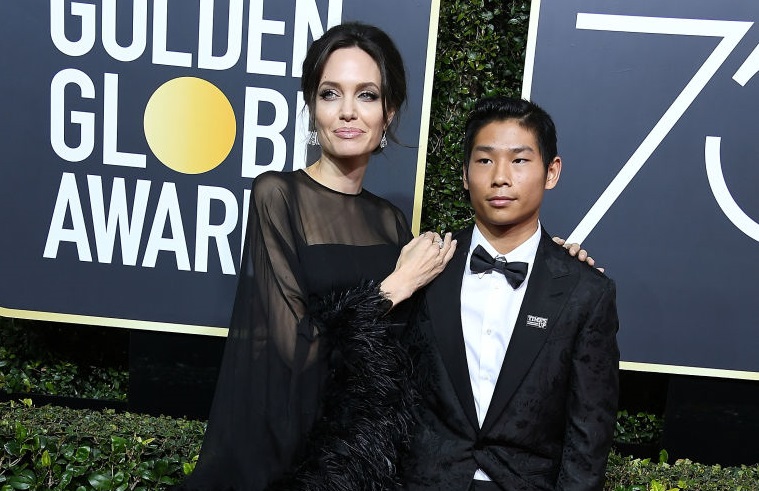 Синът на Анджелина Джоли дебютира като художник  
