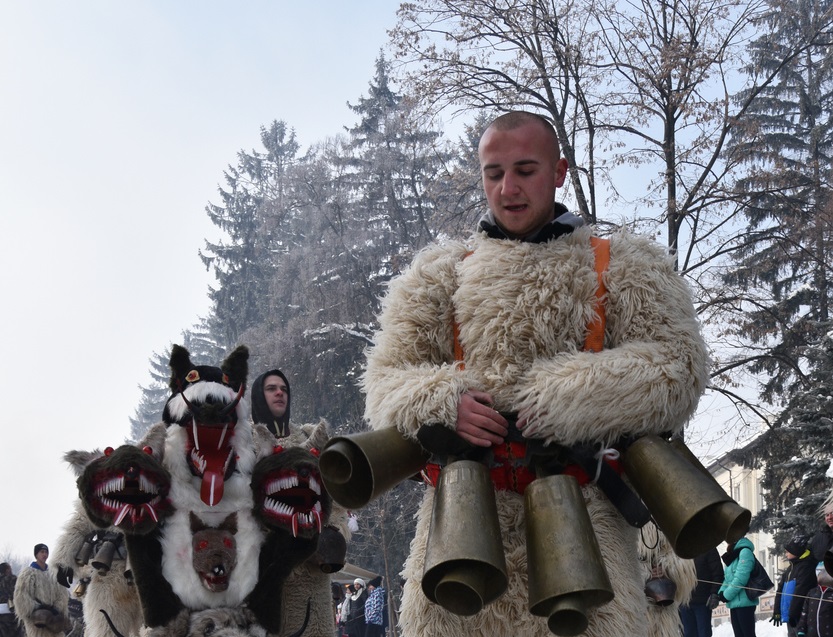 Кукери обикалят за здраве и берекет