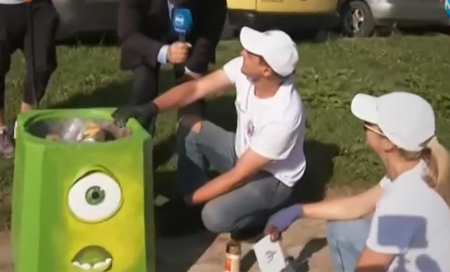 Доброволци преобразяват квартални градинки в София