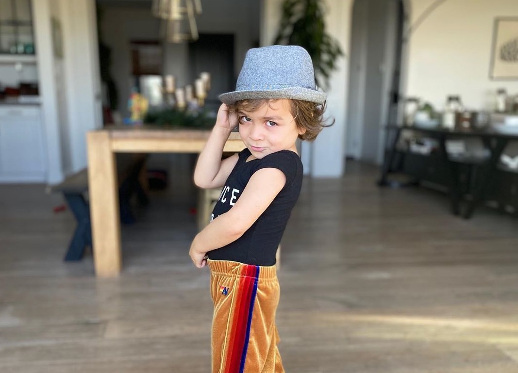 4-годишен смайва с танцови умения  