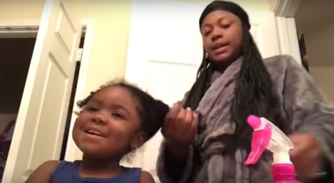 3-годишна засне видео как гримира майка си 